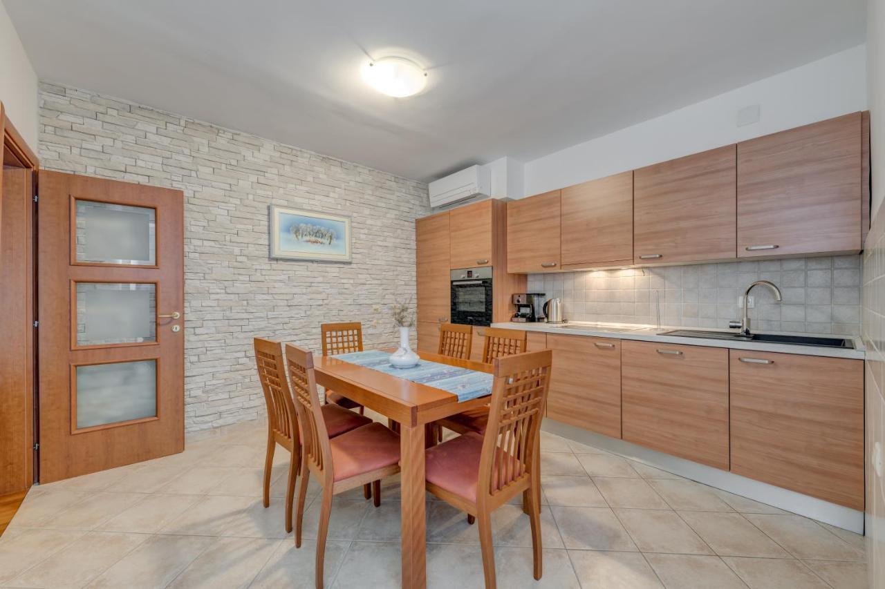 Apartmani Mirta Omiš Exteriör bild