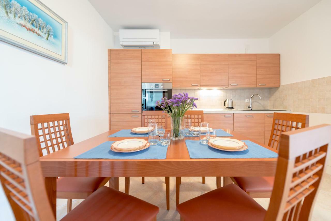 Apartmani Mirta Omiš Exteriör bild