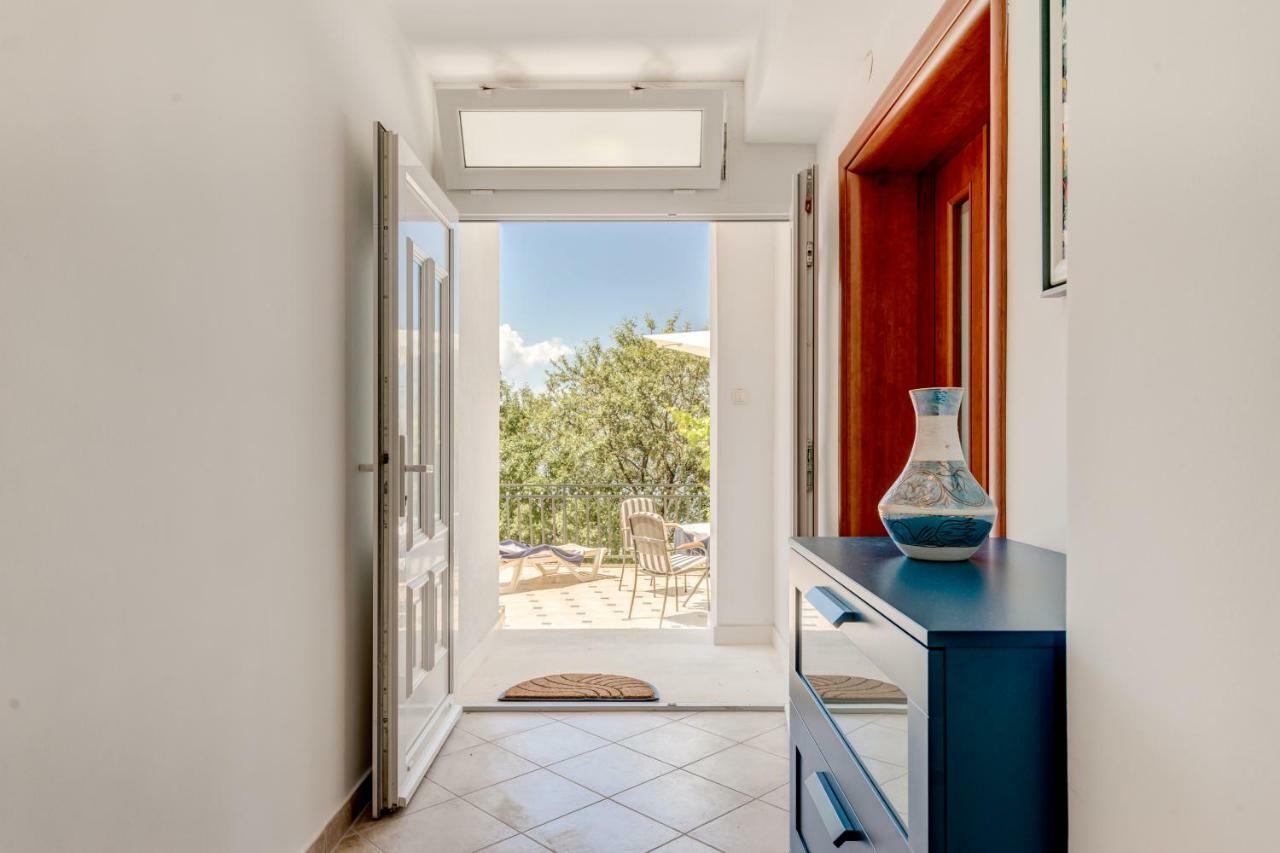 Apartmani Mirta Omiš Exteriör bild